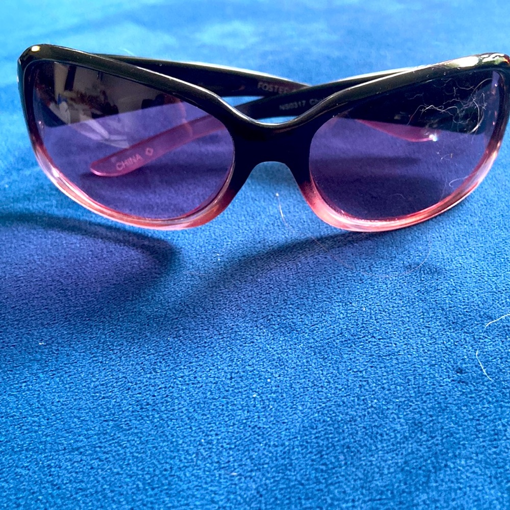 Foster Grant sunglasses pink and a gradually deeper color emerges good looking